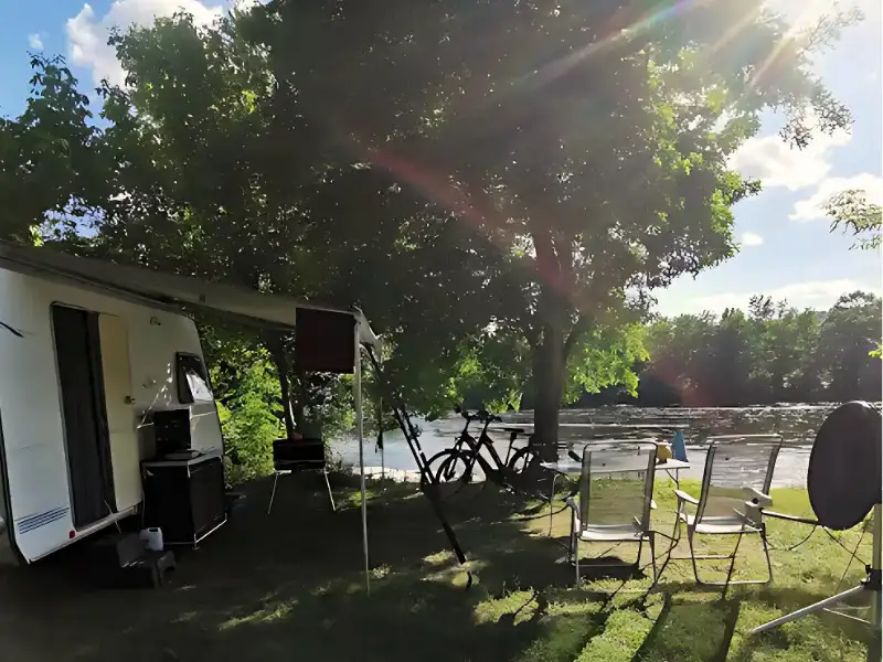 Accueil camping-cars dans Le Lot - Camping La Plage à Meyronne dans le Lot et la Vallée de Dordogne - Camping en bord de Rivière en Occitanie 1
