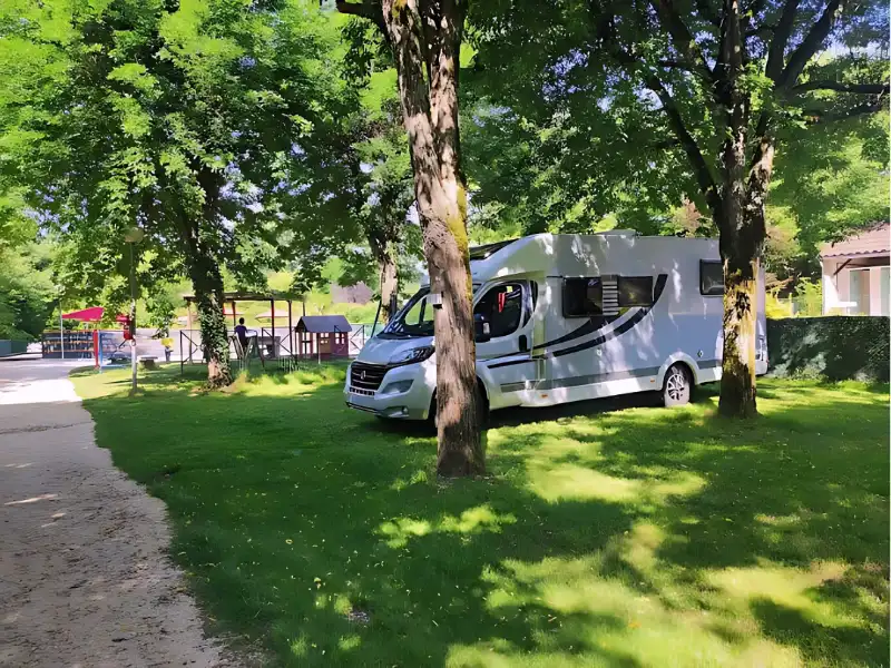 Accueil camping-cars dans Le Lot - Camping La Plage à Meyronne dans le Lot et la Vallée de Dordogne - Camping en bord de Rivière en Occitanie 3