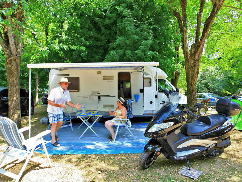 Réserver un emplacement camping-car avec accès direct à la rivière Dordogne à Meyronne. Proche de Rocamadour et Padirac, dans le Lot.