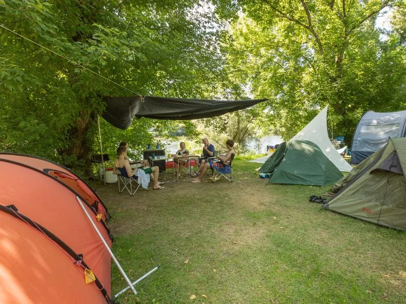 Camping-de-la-plage-dans-le-lot-et-la-vallee-de-dordogne-emplacement-confort