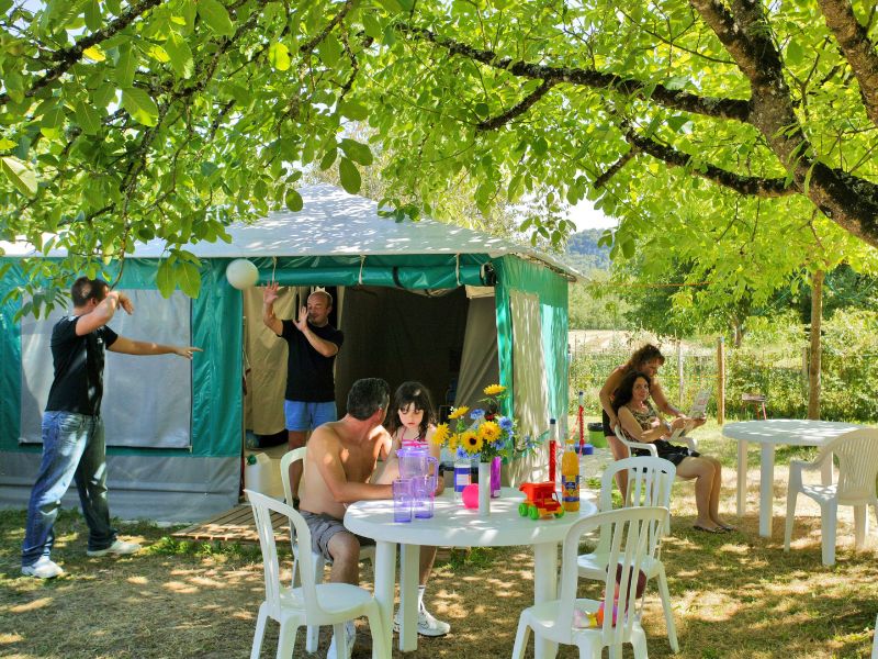 Camping-de-la-plage-dans-le-lot-et-la-vallee-de-dordogne-séjour-en-bord-de-la-dordogne-bungalow-toilé-1