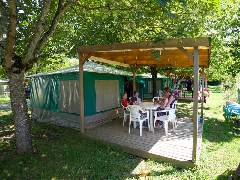 Camping-de-la-plage-dans-le-lot-et-la-vallee-de-dordogne-séjour-en-bord-de-la-dordogne-bungalow-toilé-2