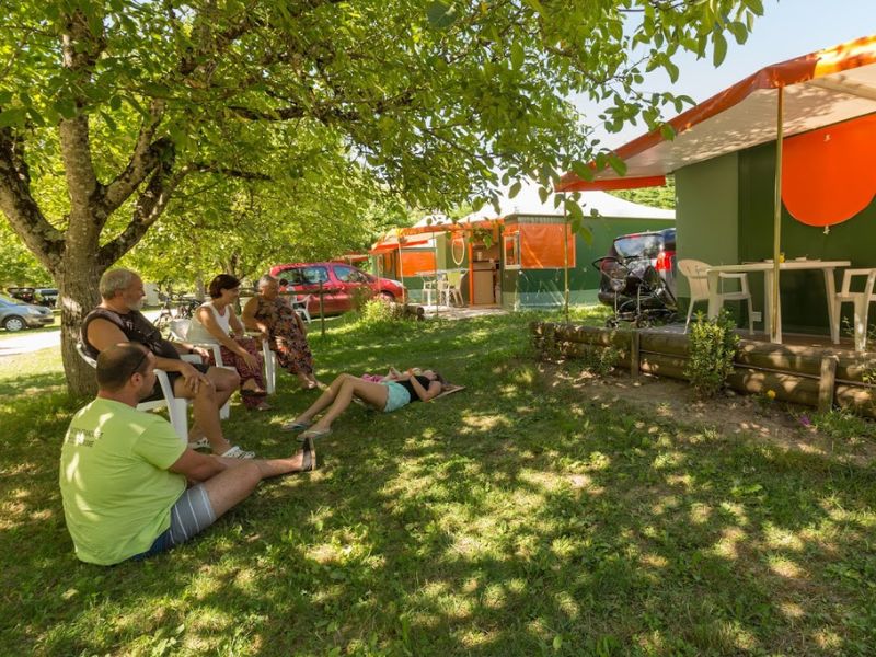 Camping-de-la-plage-dans-le-lot-et-la-vallee-de-dordogne-séjour-en-bord-de-la-dordogne-lodge-toilé-1