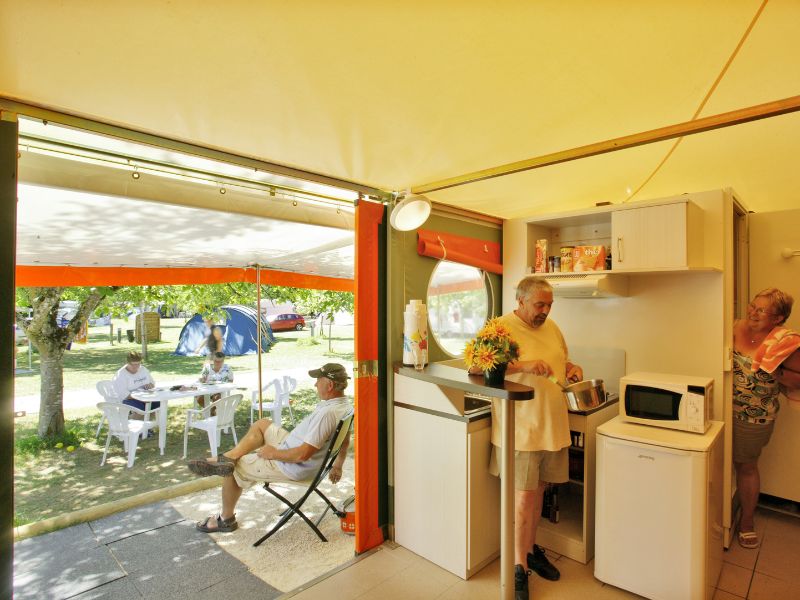 Camping-de-la-plage-dans-le-lot-et-la-vallee-de-dordogne-séjour-en-bord-de-la-dordogne-lodge-toilé-2