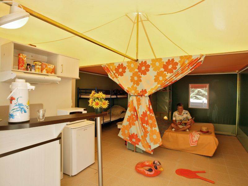 Camping-de-la-plage-dans-le-lot-et-la-vallee-de-dordogne-séjour-en-bord-de-la-dordogne-lodge-toilé-3